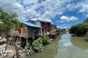 ប្រជាពលរដ្ឋរស់នៅតាមបណ្ដោយប្រឡាយបឹងត្របែកក្នុងសហគមន៍សាមគ្គីរុងរឿង ក្នុងខណ្ឌចំការមន ប្រឈមនឹងការបណ្ដេញចេញដោយសារតែគម្រោងពង្រីកប្រឡាយដើម្បីរំដោះទឹកជំនន់ពីក្រុងភ្នំពេញ។ រូបភាពថតថ្ងៃទី២៦ ខែឧសភា ឆ្នាំ២០២៥។ (ខេមបូចា/ ព្រីង សំរាំង)