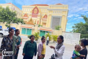 ទិដ្ឋភាពប្រជាសហគមន៍សំរោងត្បូង មកពីបឹងតាមោក ធ្វើដំណើរមកកាន់សាលាដំបូងរាជធានីភ្នំពេញ ដើម្បីចូលរួមសវនាការនៅថ្ងៃទី២៦ ខែមិថុនា ឆ្នាំ២០២៥។ (ខេមបូចា/ព្រីង សំរាំង)