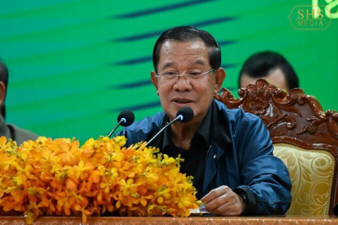 លោក ហ៊ុន សែន ប្រធានព្រឹទ្ធសភា បានស្នើឱ្យធ្វើវិសោធនកម្មរដ្ឋធម្មនុញ្ញ ដើម្បីដកសញ្ជាតិខ្មែរពីបុគ្គលដែលគប់គិតជាមួយបរទេសបំផ្លាញខ្មែរ ក្នុងពេលថ្លែងសុន្ទរកថានៅខេត្តព្រះវិហារ នៅថ្ងៃទី ២៧ ខែមិថុនា ឆ្នាំ ២០២៥។ (រូបថត៖ ហ្វេសប៊ុករបស់លោក ហ៊ុន សែន)