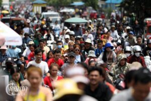 កម្មករកាត់ដេរចេញពីរោងចក្រ មកទទួលទានអាហារថ្ងៃត្រង់ ក្នុងរាជធានីភ្នំពេញ នៅថ្ងៃទី ៧ ខែមេសា ឆ្នាំ២០២៥។ សហរដ្ឋអាមេរិក ជាទីផ្សារនាំចេញសម្លៀកបំពាក់ធំបំផុតមួយរបស់កម្ពុជា។ (ខេមបូចា/ ព្រីង សំរាំង)