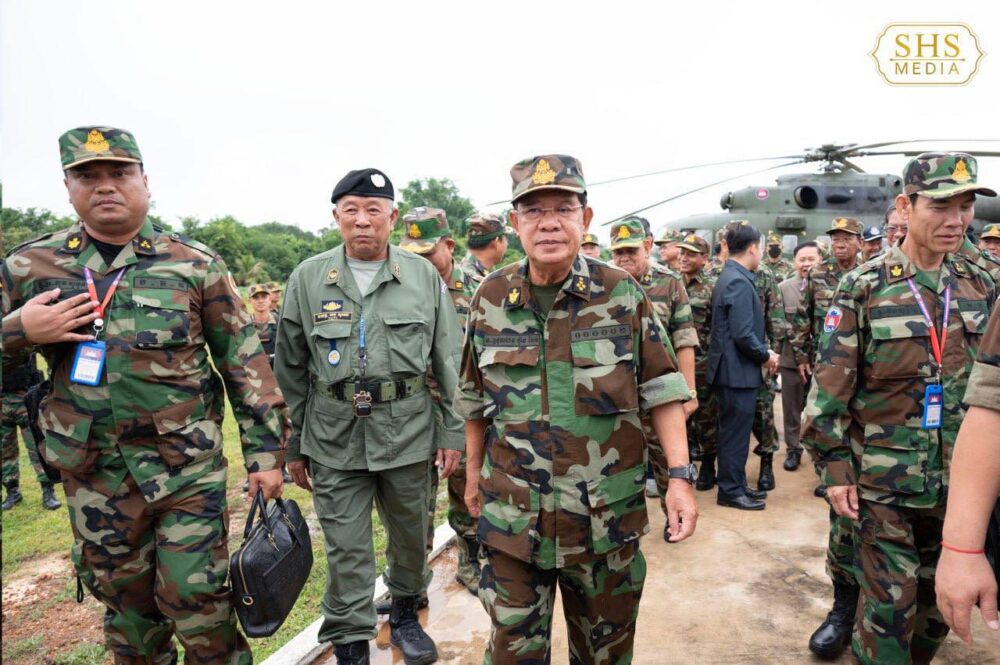 នាយឧត្តមសេនីយ៍ផុតលេខផ្កាយមាស៥ ហ៊ុន សែន បានអញ្ជើញចុះសួរសុខទុក្ខ និងពិនិត្យស្ថានភាពកងទ័ពកម្ពុជានៅព្រំដែនថៃ ក្នុងខេត្តឧត្តរមានជ័យ នៅថ្ងៃទី២៥ ខែមិថុនា​ ឆ្នាំ២០២៥។ (រូបភាព៖ SHS Media)