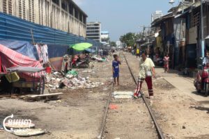 ប្រជាសហគមន៍ផ្លូវរថភ្លើង ក្នុងសង្កាត់បឹងកក់២ ខណ្ឌទួលគោក ដាក់ញត្តិសុំបណ្ណកម្មសិទ្ធិដីធ្លីនៅសាលារាជធានីភ្នំពេញ នៅថ្ងៃទី៤ ខែមិថុនា ឆ្នាំ២០២៥។ (ខេមបូចា/ ព្រីង សំរាំង)