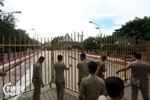 នគរបាលកម្ពុជាបិទទ្វារព្រំដែននៅច្រកទ្វារអន្តរជាតិប៉ោយប៉ែតបន្ទាប់ពីទាហានថៃកែប្រែពេលវេលាបិទច្រកព្រំដែននៅម៉ោង៤ល្ងាច។ (ខេមបូចា/ព្រីង សំរាំង)