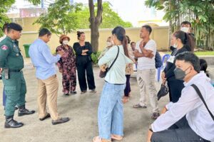 តំណាងអ្នកភូមិមកពី ភូមិ១៦ ភូមិប៉ប្រខាងជើង និង ភូមិដីថ្មី ដែលរស់នៅតាមបណ្តោយផ្លូវរថភ្លើងក្នុងខណ្ឌទូលគោក ពោធ៍សែនជ័យ និងសែនសុខ បាននាំគ្នាទៅតាមដានលិខិតសាជាថ្មី នៅសាលក្រុង នៅថ្ងៃទី៨ ខែកក្កដា ឆ្នាំ២០២៥។ (រូបភាពផ្តល់ឱ្យ)