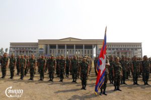 ពិធីប្រគល់សញ្ញាបត្រដល់យោធាកម្ពុជានៅសាលាពលទាហានក្នុងខេត្តកំពង់ស្ពឺ កាលពីឆ្នាំ២០១៥។ (ខេមបូចា/ ព្រីង សំរាំង)