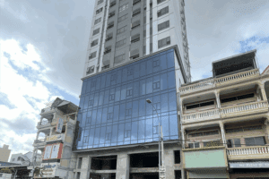 អគារលេខ១៥ ផ្លូវ១៨២ ភូមិ៦ សង្កាត់ផ្សារដេប៉ូទី១ ខណ្ឌទួលគោក រាជធានីភ្នំពេញ ត្រូវបានបង្ក្រាបពាក់ព័ន្ធនឹងបទល្មើសឆបោកអនឡាញ កាលពីថ្ងៃទី១៤ ខែកក្កដា។ រូបភាពថតនៅថ្ងៃទី១៦ ខែកក្កដា ឆ្នាំ២០២៥។ (ខេមបូចា/ ឃួន ណារីម)