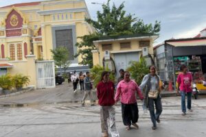 ប្រជាសហគមន៍សំរោងត្បូងនៅតំបន់បឹងតាមោក បានដើរចេញពីតុលាការ បន្ទាប់ពួកគាត់បានស្តាប់ប្រកាសសាលក្រមនៅរសៀលថ្ងៃទី១៦ ខែកក្កដា ឆ្នាំ២០២៥។ (ខេមបូចា/ សុវណ្ណ ស្រីពេជ្រ)