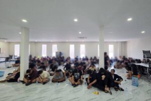 អាជ្ញាធរខេត្តបន្ទាយមានជ័យបានបើកប្រតិបត្តិការបង្ក្រាបទីតាំងសង្ស័យថាជាមជ្ឈមណ្ឌលបទល្មើសអនឡាញនៅក្រុងប៉ោយប៉ែត នៅថ្ងៃទី១៦ ខែកក្កដា ឆ្នាំ២០២៥។ តាមការបញ្ជាក់ពីអាជ្ញាធរ អ្នកដែលត្រូវបានឃាត់ខ្លួនភាគច្រើនជាជនជាតិឥណ្ឌូនេស៊ី។ (រូបថតពី AKP)