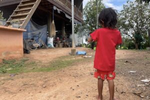 កុមារីអាយុ៤ឆ្នាំ រស់នៅក្នុងភូមិពង្រចាស់ ឃុំសសរស្ដម្ភ ស្រុកពួក ខេត្តសៀមរាប ជាក្មេងម្នាក់ក្នុងចំណោមក្មេងដទៃទៀតដែលកំពុងប្រឈមនឹងបញ្ហាកង្វះអាហារូបត្ថម្ភ។ រូបភាពថតនៅថ្ងៃទី១ ខែមិថុនា ឆ្នាំ២០២៥។ (រូបភាព៖ ចិត្ត ស្រីយ៉ា)