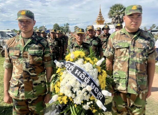 កងពលតូចដឹកជញ្ជូនលេខ៩០ នៃកងទ័ពជើងគោក ចូលរួមពិធីគោរពវិញ្ញាណក្ខន្ធ វីរយុទ្ធជន អនុសេនីយ៍ត្រី រិន វាសនា ដែលបានទទួលពលីកម្មក្នុងបុព្វហេតុការពារបូរណភាពទឹកដី នៅខេត្តកណ្ដាល នៅថ្ងៃទី២៩ ខែកក្កដា ឆ្នាំ២០២៥។ (Royal Cambodian Army)