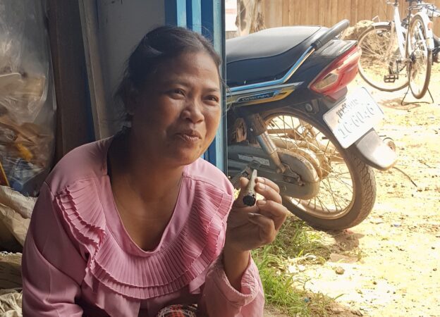 អ្នកស្រី សុខ មឿង ជាសមាជិកបណ្តាញសហគមន៍ប្រមេរុ កំពុងអង្គុយកាន់បារីមូដៃ ហើយផ្តល់បទសម្ភាសន៍ ដែល​ស្ថិត​​នៅឃុំប្រមេរុ នៃស្រុកត្បែងមានជ័យ ខេត្តព្រះវិហារ កាលពីថ្ងៃទី១៤ ខែមិថុនា ឆ្នាំ២០២៥។ (រូបភាព៖ លោក ម៉ម មុនីរតន៍)