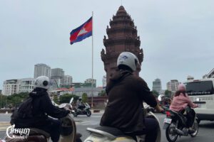 ពលរដ្ឋធ្វើដំណើរនៅរង្វង់មូលវិមានឯករាជ្យដែលមានដោតទង់ជាតិកម្ពុជា នាកណ្តាលរាជធានីភ្នំពេញ ថ្ងៃទី២១ ខែកក្កដា ឆ្នាំ២០២៥។ (ខេមបូចា/ព្រីង សំរាំង)