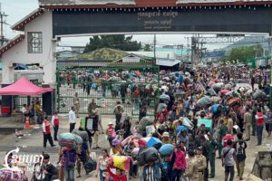 ពលករខ្មែរសម្រុកមកប្រទេសកំណើតរបស់ខ្លួនវិញ តាមច្រកដូងនៃខេត្តបាត់ដំបង នាព្រឹកថ្ងៃទី២៧ ខែកក្កដា ឆ្នាំ២០២៥។ (ខេមបូចា/សុខ ភារុណ)