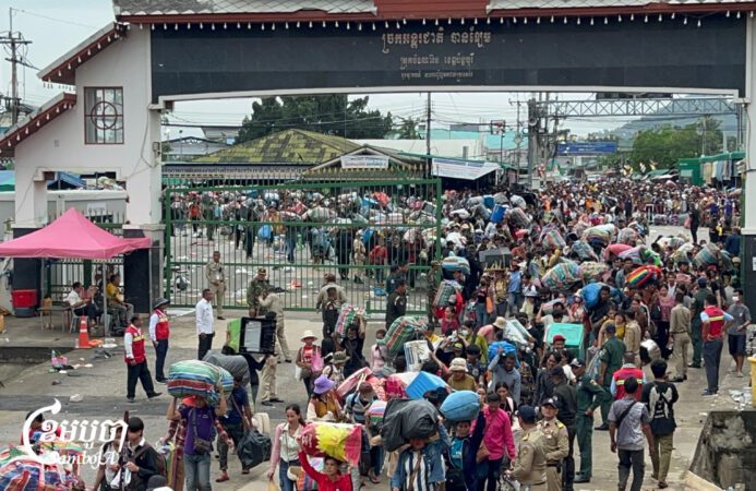 ពលករខ្មែរសម្រុកមកប្រទេសកំណើតរបស់ខ្លួនវិញ តាមច្រកដូងនៃខេត្តបាត់ដំបង នាព្រឹកថ្ងៃទី២៧ ខែកក្កដា ឆ្នាំ២០២៥។ (ខេមបូចា/សុខ ភារុណ)