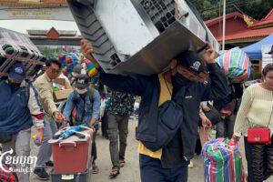 ពលករខ្មែរសម្រុកមកប្រទេសកំណើតរបស់ខ្លួនវិញ តាមច្រកដូងនៃខេត្តបាត់ដំបង នាព្រឹកថ្ងៃទី២៧ ខែកក្កដា ឆ្នាំ២០២៥។ (ខេមបូចា/សុខ ភារុណ)