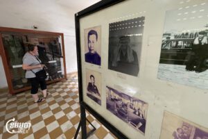 ភ្ញៀវទេសចរ ទស្សនានៅសារមន្ទីរប្រល័យពូជសាសន៍ទួលស្លែង នៅថ្ងៃទី៣ ខែកក្កដា ឆ្នាំ២០២២។ (ព្រីង សំរាំង)