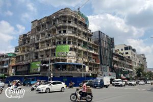 អាជ្ញាធរហ៊ុំព័ទ្ធអគារសហកម្មសិទ្ធិអាយុ៧៥ឆ្នាំមានឈ្មោះថា នគរមានជ័យ ដែលគ្រោងនឹងវាយកម្ទេចចោល ដោយសារមានការព្រួយបារម្ភពីការបាត់បង់តុល្យភាពលំនឹងនៃរចនាសម្ព័ន្ធគ្រឿងបង្គុំដែលប្រឈមនឹងការបាក់រលំ រាជធានីភ្នំពេញ ថ្ងៃទី៣ ខែកក្កដា ឆ្នាំ២០២៥។ (ខេមបូចា/ ព្រីង សំរាំង)