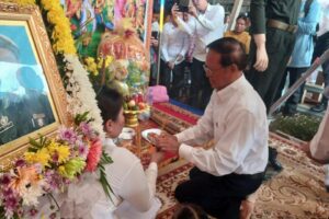 លោក កឹម សុខា ចូលរួមគោរពវិញ្ញាណក្ខន្ធកងទ័ពកម្ពុជា នៅព្រឹកថ្ងៃទី៣១ ខែកក្កដា ឆ្នាំ២០២៥។ (រូបភាពពីហ្វេសប៊ុក ផែង ហេង)