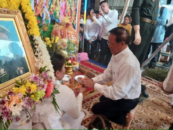លោក កឹម សុខា ចូលរួមគោរពវិញ្ញាណក្ខន្ធកងទ័ពកម្ពុជា នៅព្រឹកថ្ងៃទី៣១ ខែកក្កដា ឆ្នាំ២០២៥។ (រូបភាពពីហ្វេសប៊ុក ផែង ហេង)