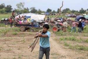 អ្នកភូមិនិងកុមារ នៅក្បែរព្រំដែនបានភៀសខ្លួនទៅកន្លែងសុវត្ថិភាពនៅខេត្តឧត្តរមានជ័យ ខណៈកងទ័ពកម្ពុជានិងថៃបន្តប៉ះទង្គិចគ្នា។ រូបថតថ្ងៃទី ២៥ ខែកក្កដា ឆ្នាំ២០២៥។ (ខេមបូចា/ ព្រីង សំរាំង)
