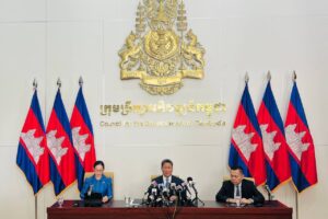 លោក ស៊ុន ចាន់ថុល អនុប្រធានទី១នៃក្រុមប្រឹក្សាអភិវឌ្ឍន៍កម្ពុជា និងក្រុមការងារ ថ្លែងក្នុងសន្និសីទសារព័ត៌មាន នៅព្រឹកថ្ងៃទី១ ខែសីហា ឆ្នាំ២០២៥។ (រូបភាព៖ AKP)