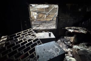 គ្រាប់កាំភ្លើងធំបានធ្លាក់ត្រូវលើផ្ទះប្រជាជនជាច្រើននៅស្រុកសំរោង ខេត្តឧត្តរមានជ័យ នៅថ្ងៃទី២៨ ខែកក្កដា ឆ្នាំ២០២៥។ រូបថតថ្ងៃទី៣០ ខែកក្កដា ឆ្នាំ២០២៥។ (ផ្តល់ឱ្យដោយ ស៊ុន ណារិន)