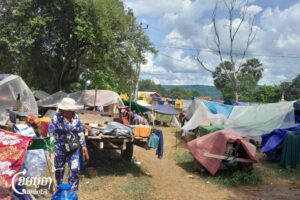 ស្ត្រី​ម្នាក់កំពុង​ដើរ​ក្បែរ​កន្លែង​បោះ​ជំរំ​នៅក្នុង​វត្តឧត្តរគីរីទួល​អណ្តែត ស្ថិតក្នុងភូមិ​ថ្នល់បែក ឃុំ​ថ្មី ស្រុក​គូលែន នៅ​ថ្ងៃ​ទី​៥ ខែ​សីហា ឆ្នាំ​២០២៥។ (ខេមបូចា/វ៉ា សុភានុត)