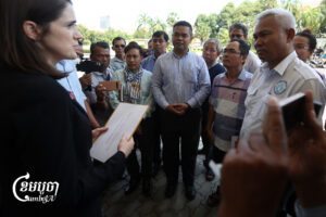 មន្ត្រីស្ថានទូតសហរដ្ឋអាមេរិកនៅរាជធានីភ្នំពេញបានទទួលញត្តិពីក្រុមសង្គមស៊ីវិលនៅថ្ងៃពុធ ដោយអំពាវនាវឱ្យមានការគាំទ្រដើម្បីរក្សាបទឈប់បាញ់រវាងកម្ពុជា-ថៃ និងផ្តល់ជំនួយមនុស្សធម៌។ រូបថតថ្ងៃទី២០ ខែសីហា ឆ្នាំ២០២៥។ (ខេមបូចា/ ព្រីង សំរាំង)