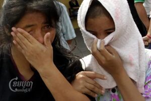 ស្រ្តីកម្ពុជាដែលរងការរំលោភបំពានពេលកំពុងធ្វើការងារតាមផ្ទះនៅប្រទេសម៉ាឡេស៊ីបានមកដល់ភ្នំពេញក្រោយមាតិភូមិនិវត្តន៍ ថ្ងៃទី១២ ខែកុម្ភៈ ឆ្នាំ២០១២។ (ខេមបូចា)