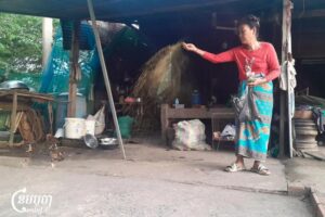 អ្នកស្រី នៅ ធីតា កំពុងដាក់ចំណីឱ្យសត្វមាន់ ក្នុងភូមិស្រអែមខាងត្បូង ស្រុកជាំក្សាន្ត ខេត្តព្រះវិហារ នៅថ្ងៃទី១៦ ខែសីហា ឆ្នាំ២០២៥។ (ខេមបូចា/ វ៉ា សុភានុត)