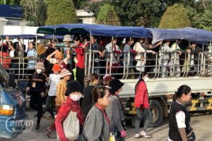 រថយន្តដឹកកម្មករកាត់ដេរយ៉ាងណែនចង្អៀតទៅធ្វើការនៅរោងចក្រ ក្នុងស្រុកគងពិសី ខេត្តកំពង់ស្ពឺ កាលពីថ្ងៃទី២៧ ខែកក្កដា ឆ្នាំ២០២៤។ (ខេមបូចា/ ព្រីង សំរាំង)