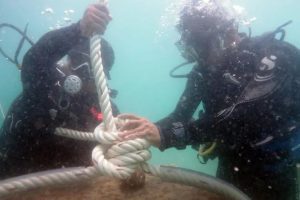 អង្គការក្រៅរដ្ឋាភិបាល អង្គការសត្វព្រៃ និងរុក្ខជាតិអន្តរជាតិ នៅកម្ពុជាបានដាក់ពង្រាយបណ្តុំថ្មបេតុងសិប្បនិម្មិតសម្រាប់ការពារថ្មប៉ប្រះទឹកប្រឆាំងនឹងការបោះយុថ្កានៅក្នុងឧទ្យានជាតិសមុទ្រកោះរ៉ុង ដែលជាគំនិតផ្តួចផ្តើមមួយក្នុងចំណោមគំនិតផ្តួចផ្តើមរបស់អង្គការជាច្រើននៅក្នុងប្រទេសកម្ពុជា។ (រក្សាសិទ្ធិដោយ៖ © Matt Glue / អង្គការសត្វព្រៃ និងរុក្ខជាតិអន្តរជាតិ)