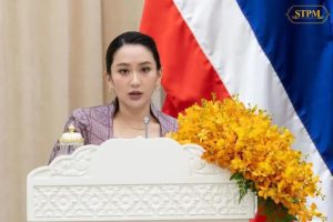 លោកស្រីផែថងថាន ស៊ីណាវ៉ាត្រា កាលនៅជានាយករដ្ឋមន្ត្រី ថ្លែងក្នុងសន្និសីទសារព័ត៌មានមួយក្នុងប្រទេសកម្ពុជាកាលពីខែមេសា ឆ្នាំ២០២៥ ប៉ុន្មានខែមុនលោកស្រីត្រូវបានដកតំណែង។ (រូបភាព៖ ផ្សាយក្នុងហ្វេសប៊ុករបស់លោកនាយករដ្ឋមន្ត្រីកម្ពុជា ហ៊ុន ម៉ាណែត)