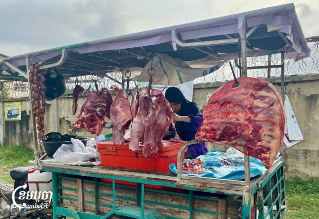 អ្នកលក់សាច់គោតាមរ៉ឺម៉កម៉ូតូចល័ត ក្នុងសង្កាត់គោករកា ខណ្ឌព្រែកព្នៅ រាជធានីភ្នំពេញ។ រូបភាពថតនៅថ្ងៃទី១០ ខែមេសា ឆ្នាំ២០២៥។ (ខេមបូចា/ ឃី សុវុឌ្ឍី)