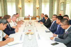 លោក ទៀ សីហា រដ្ឋមន្ត្រីក្រសួងការពារជាតិ និងគណៈប្រតិភូយោធាជាន់ខ្ពស់ ជួបជាមួយ នាយឧត្តមនាវី Samuel Paparo មេបញ្ជាការ បញ្ជាការដ្ឋានឥណ្ឌូប៉ាស៊ីហ្វិក នៃសហរដ្ឋអាមេរិក (USINDOPACOM) និងលោក Edgard Kagan ឯកអគ្គរដ្ឋទូតសហរដ្ឋអាមេរិកប្រចាំនៅប្រទេសម៉ាឡេស៊ី នៅថ្ងៃទី៦ ខែសីហា ឆ្នាំ២០២៥ នៅប្រទសម៉ាឡេស៊ី។