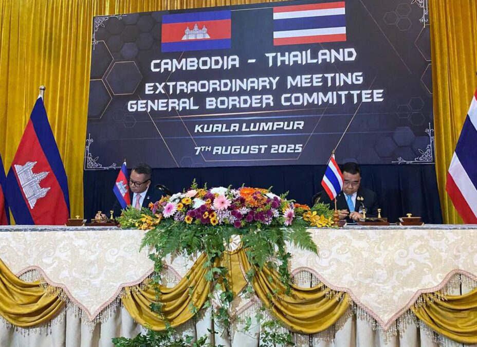 លោក ទៀ សីហា រដ្ឋមន្រ្តីក្រសួងការពារជាតិកម្ពុជា និងលោក ណាត់ថាក់ផុន ណាកផានីត រដ្ឋមន្រ្តីការពារជាតិស្តីទីថៃ ស្ថិតក្នុងកិច្ចប្រជុំវិសាមញ្ញគណៈកម្មាធិការព្រំដែនទូទៅកម្ពុជា-ថៃ នៅប្រទេសម៉ាឡេស៊ី នៅរសៀលថ្ងៃទី៧ ខែសីហា ឆ្នាំ២០២៥។ (រូបភាព៖ ក្រសួងការពារជាតិ)