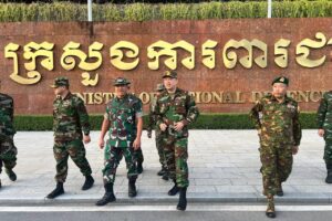 ក្រុមអ្នកសង្កេតការណ៍អន្តរកាល (IOT) ត្រៀមចេញដំណើរពីក្រសួងការពារជាតិកម្ពុជា ទៅកាន់គោលដៅដែលរងផលប៉ះពាល់ផ្ទាល់នៅតាមព្រំដែនកម្ពុជា-ថៃ នៅព្រឹកថ្ងៃទី១៤ ខែសីហា ឆ្នាំ២០២៥។ (រូបភាព៖ ទទក)