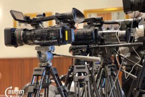 កាមេរ៉ាដែលត្រូវបានអ្នកកាសែតដំឡើងដើម្បីផ្តិតយកសកម្មភាពនៃព្រឹត្តិការណ៍មួយនារាជធានីភ្នំពេញនៅថ្ងៃទី ៣០ ខែមេសា ឆ្នាំ២០២៥។ (ខេមបូចា/ ព្រីង សំរាំង)