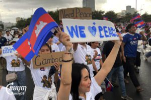 យុវជន និងប្រជាពលរដ្ឋកម្ពុជារាប់ពាន់នាក់ បានជួបជុំគ្នានិងដង្ហែក្នុងរាជធានីភ្នំពេញ រសៀលថ្ងៃទី២ ខែសីហា ដោយដៃរបស់ពួកគេម្នាក់ៗកាន់ដងជាតិខែ្មរគ្រវីចុះឡើង ដើម្បីបង្ហាញថា «កម្ពុជាស្រឡាញ់សន្តិភាព» និងចង់បានសន្តិភាព មិនត្រូវការសង្គ្រាមឡើយ បន្ទាប់មានការប៉ះទង្គិចគ្នារវាងយោធាកម្ពុជា និងយោធាថៃ រយៈពេល៥ថ្ងៃ ចាប់ពីថ្ងៃទី២៤ ដល់ថ្ងៃទី២៨ ទើបមានបទឈប់បាញ់ ក្រោយមានកិច្ចប្រជុំពិសេសរវាងភាគីទាំងពីរនៅប្រទេសម៉ាឡេស៊ី។ (ខេមបូចា/ ព្រីង សំរាំង)