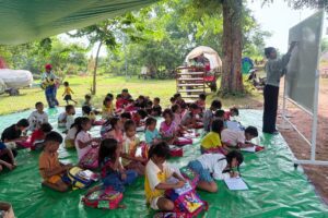 ក្រុមគ្រូបង្រៀនស្ម័គ្រចិត្តអង្គការទស្សនៈពិភពលោកកម្ពុជាកំពុងបង្រៀនក្មេងៗនៅតាមជុំរុំជនភៀសខ្លួនក្នុងខេត្តព្រះវិហារ។ (រូបភាព៖ អង្គការទស្សនៈពិភពលោកកម្ពុជា)