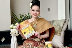 លោកស្រី ឆេង ស្រីរ័ត្ន ហៅ Love Riya បានផ្សព្វផ្សាយលក់ផលិតផលថៃ កាលពីថ្ងៃទី12 ខែមិថុនា ឆ្នាំ២០២៥។ (រូបភាព៖ ហ្វេសប៊ុក Love Riya)