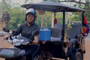 អ្នកស្រី មុត ដឿន កំពុងបើករ៉ឺម៉កទេសចររបស់គាត់ នៅក្នុងខេត្តសៀមរាប នៅថ្ងៃទី៩ ខែឧសភា ឆ្នាំ២០២៥។ (រូបភាព៖ ផល្លី ស្រីនិច)