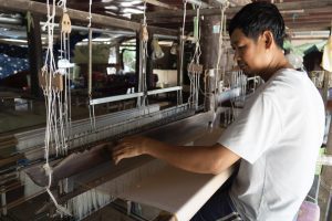 លោក លី សុខម៉េង អាយុ ៤៦ឆ្នាំ រស់នៅក្នុងភូមិដូង ឃុំពារាម ស្រុក បាទី ខេត្ត តាកែវ កំពុងត្បាញហូលនៅខាងក្រោមផ្ទះ នៅថ្ងៃទី១ ខែមិថុនា ឆ្នាំ២០២៥។ (រូបភាព៖ ស៊ីម សុភ័ត្រា)