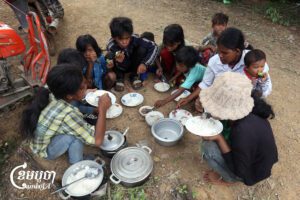 ប្រជាពលរដ្ឋមកពីតំបន់ផ្សេងៗ បានមកស្នាក់នៅទីសុវត្ថិភាព ក្បែរវត្តបាត់ថ្កៅ ឃុំចុងកាល់ ស្រុកចុងកាល់ ខេត្តឧត្ដរមានជ័យ នៅយប់ថ្ងៃទី២៥ ខែកក្កដា ឆ្នាំ២០២៥ បន្ទាប់ពីទាហានថៃបើកការវាយប្រហារទ្រង់ទ្រាយធំ។ (ខេមបូចា/ព្រីង សំរាំង)