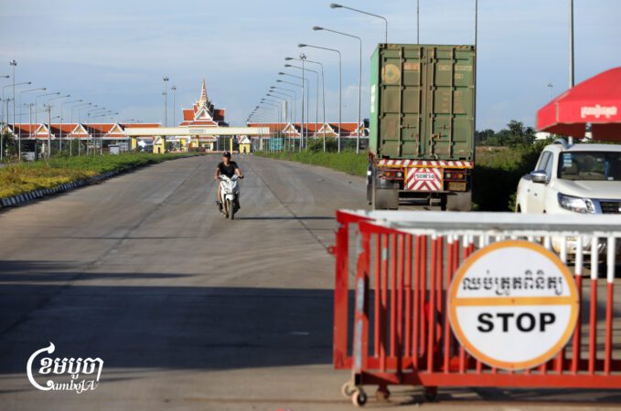 រថយន្តកុងតឺន័រមួយគ្រឿងរបស់ថៃកំពុងរង់ចាំឆ្លងកាត់ច្រកទ្វារព្រំដែនអន្តរជាតិស្ទឹងបត់ពីកម្ពុជាទៅថៃ ដែលស្ថិតនៅក្នុងទឹកដីក្រុងប៉ោយប៉ែត ខេត្តបន្ទាយមានជ័យ នាថ្ងៃទី៩ ខែមិថុនា ឆ្នាំ២០២៥។ (ខេមបូចា/ ព្រីង សំរាំង)