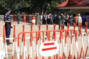 ទិដ្ឋភាពពលរដ្ឋខ្មែរប្រញាប់ប្រញាល់ដើរឆ្លងកាត់ច្រកព្រំដែនបឹងត្រកួននៅថ្ងៃចន្ទនេះ បន្ទាប់ពីយោធាថៃកាត់បន្ថយម៉ោងបើកប្រតិបត្តិការមកត្រឹមតែកន្លះថ្ងៃ។ នៅច្រកព្រំដែនបឹងត្រកួន ស្រុកថ្មពួក ខេត្តបន្ទាយមានជ័យថ្ងៃទី៩ ខែមិថុនា ឆ្នាំ២០២៥។​ (ខេមបូចា/ព្រីង សំរាំង)