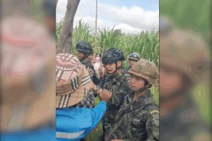 រូបថតអេក្រង់ពីវីដេអូផ្សាយផ្ទាល់បង្ហាញពីប្រជាពលរដ្ឋកម្ពុជាប្រឈមមុខនឹងទាហានថៃ ខណៈដែលទាហានថៃទាំងនោះដំឡើងរបាំងលួសបន្លានៅជិតផ្ទះរបស់ពលរដ្ឋក្នុងភូមិជោគជ័យ ខេត្តបន្ទាយមានជ័យ នាថ្ងៃទី៤ ខែកញ្ញា ឆ្នាំ២០២៥។