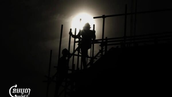 កម្មករសំណង់ធ្វើការនៅការដ្ឋានសំណង់មួយកន្លែង ក្នុងរាជធានីភ្នំពេញ នៅថ្ងៃទី៣ ខែកញ្ញា ឆ្នាំ២០២៥។ (ខេមបូចា/ ព្រីង សំរាំង)