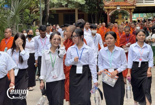 សកម្មភាពសិស្ស និងសមណសិស្សចេញពីប្រឡងសញ្ញាបត្រមធ្យមសិក្សាទុតិយភូមិ នៅមណ្ឌលប្រឡង វិទ្យាល័យ ជា ស៊ីម សាមគ្គី រាជធានីភ្នំពេញ ថ្ងៃទី២៨ ខែសីហា ឆ្នាំ២០២៥។ (ខេមបូចា/ សុវណ្ណ ស្រីពេជ្រ)