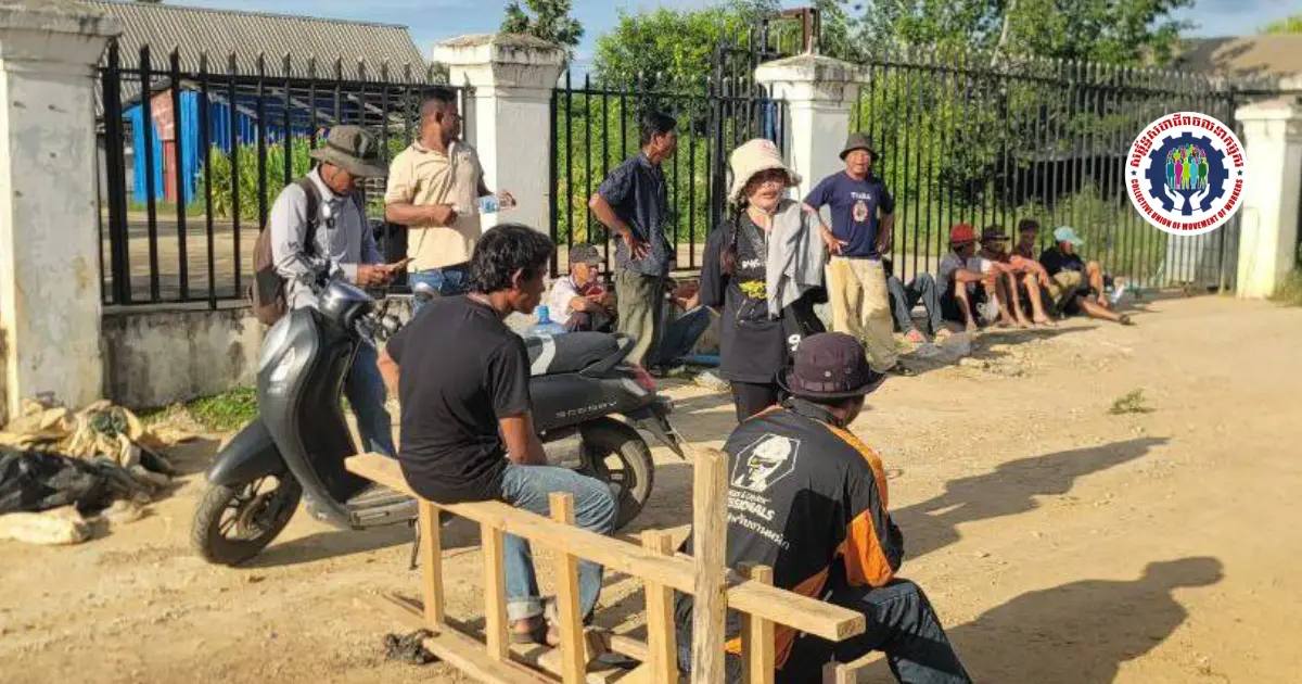 កម្មករការដ្ឋានទំនប់វារីអគ្គិសនី Power China ស្ថិតនៅក្នុងស្រុកកំពង់ត្រឡាច ខេត្ដកំពង់ឆ្នាំង តវ៉ាឱ្យថៅកែសំណង់ Power China បើកប្រាក់ឈ្នួលជូនពួកគាត់ កាលពីថ្ងៃទី១៧ ខែកញ្ញា ឆ្នាំ២០២៥។ (រូបភាព៖ ​សម្ព័ន្ធសហជីពចលនាកម្មករ)